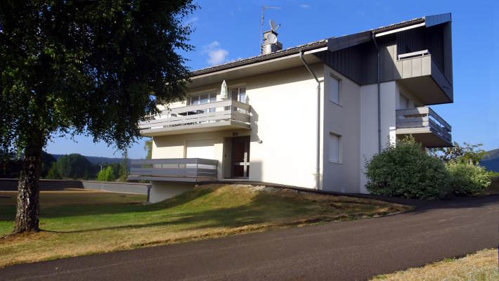 immeuble et balcon au 1er étage l'été