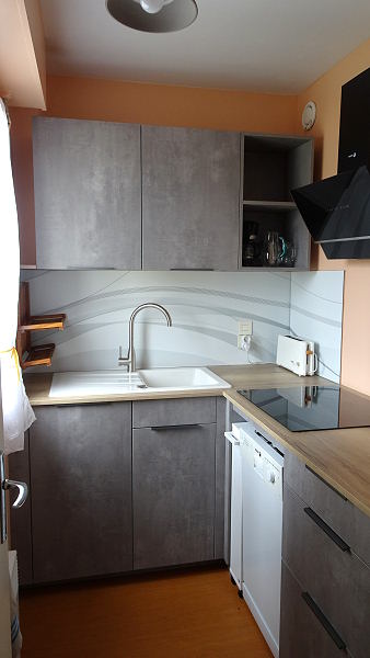  vue du fond de la cuisine avec fenêtre à gauche