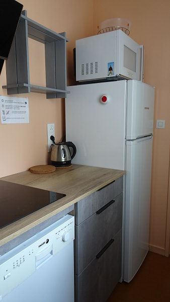  vue de l'entrée dans la cuisine depuis le séjour 