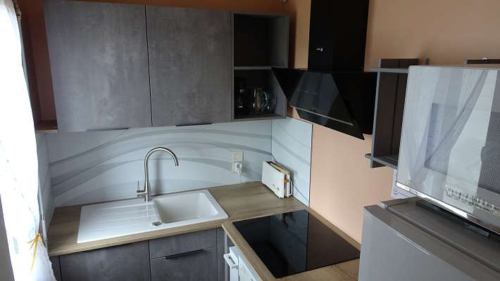  gros plan sur le plan de travail avec évier céramique et table de cuisson