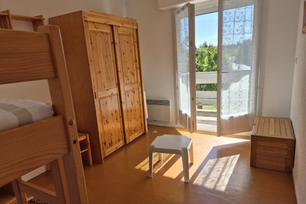 La chambre ouvrant sur le balcon