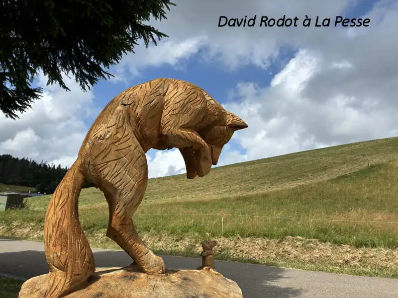 renard sautant sur une souris sculpté par David Rodot