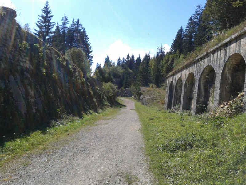 entre les 2 murailles du fort